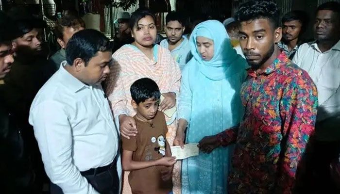রাজবাড়ীর মৃত ১৮ জনের পরিবার পেল সাড়ে চার লাখ টাকা