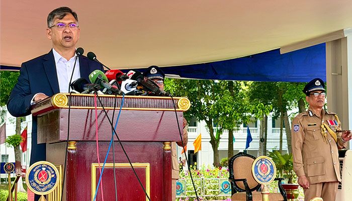 বর্তমান পোশাকে পুলিশ বাহিনী সন্তুষ্ট নয়: স্বরাষ্ট্রমন্ত্রী