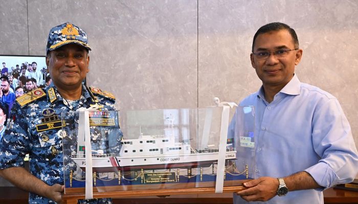 প্রধানমন্ত্রীর সঙ্গে কোস্ট গার্ড মহাপরিচালকের সাক্ষাৎ
