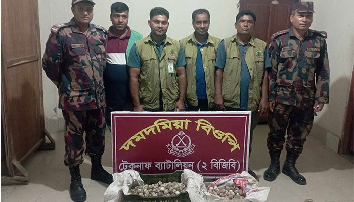 টেকনাফে পাচারের সময় ৯০০ কচ্ছপের ডিম উদ্ধার
