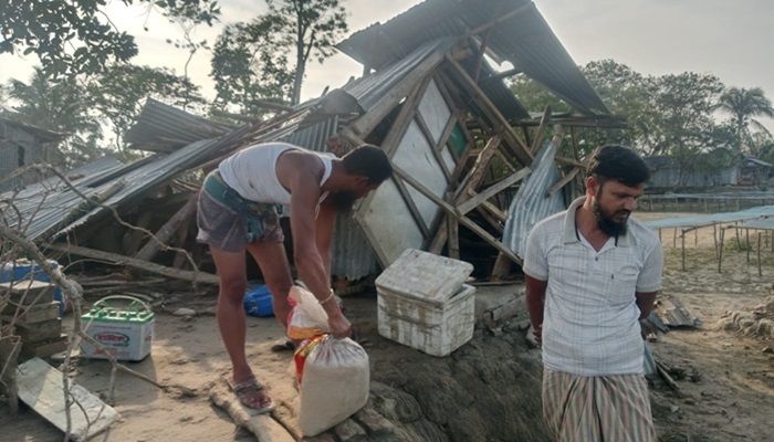 রাতের ঝড় কেড়ে নিলো অর্ধশত পরিবারের ঈদ আনন্দ