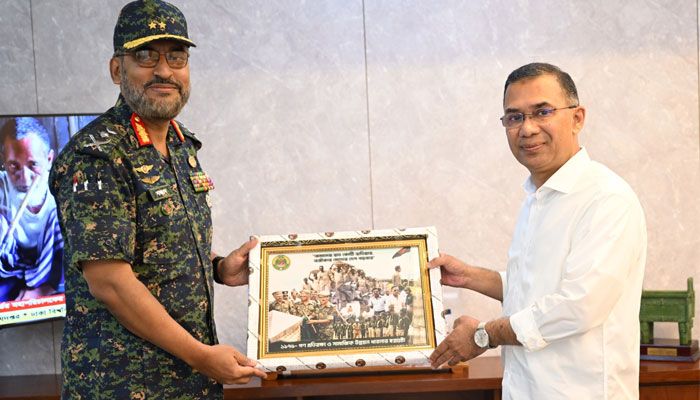 প্রধানমন্ত্রীর সঙ্গে আনসার ও ভিডিপি মহাপরিচালকের সৌজন্য সাক্ষাৎ