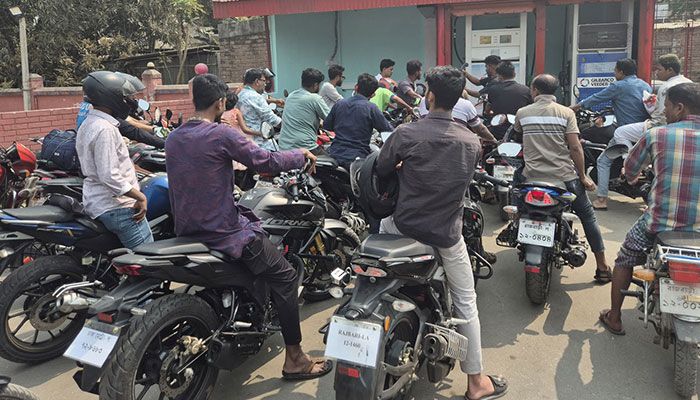 রাজবাড়ীতে জ্বালানি সংকট: ফিলিং স্টেশনে ভিড়, চালকদের ক্ষোভ