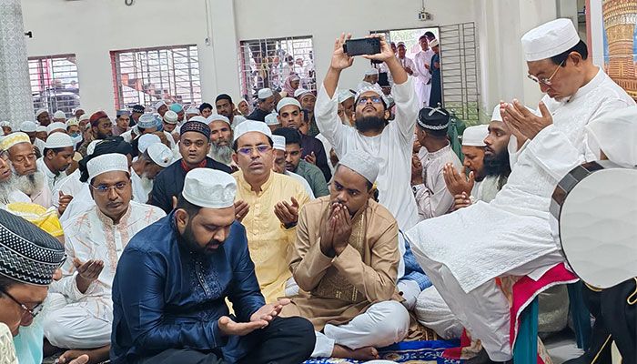 ঈদের নামাজ শেষে বাবা-মার কবর জিয়ারত চীফ হুইপের