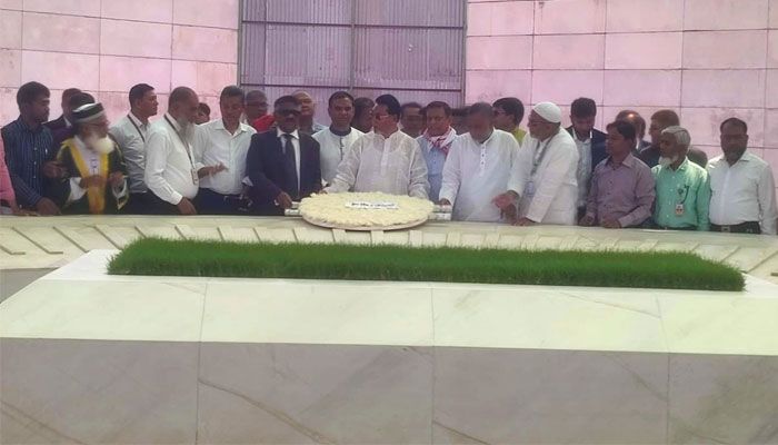 চিফ হুইপের নেতৃত্বে জিয়াউর রহমান ও খালেদা জিয়ার সমাধিতে শ্রদ্ধা নিবেদন