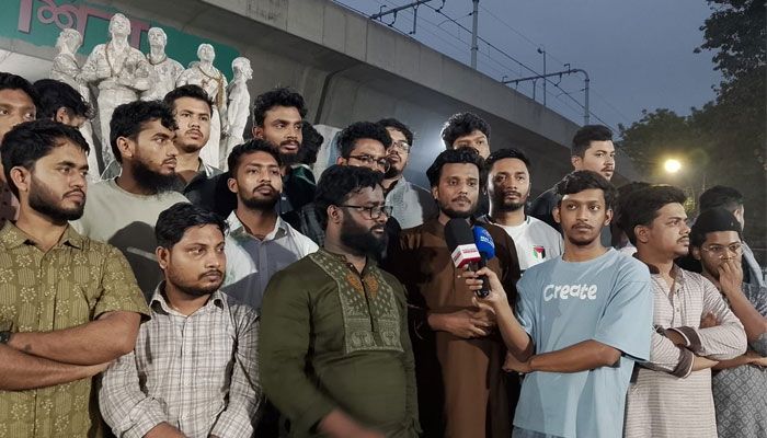 ছাত্রশক্তি নেতার বাড়িতে অগ্নিকাণ্ডের প্রতিবাদে ঢাবিতে তাৎক্ষণিক বিক্ষোভ