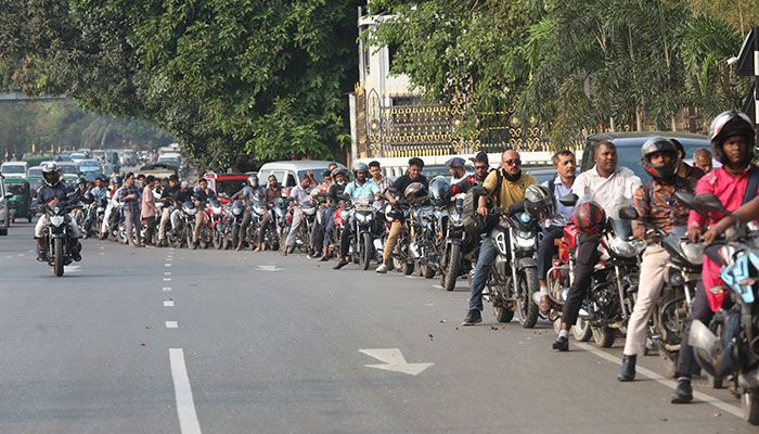 জ্বালানি তেলের সংকটে সারা দেশে হাহাকার