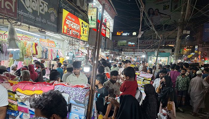 ঈদে সীমিত আয়ের মানুষের শেষ ভরসা ফুটপাত