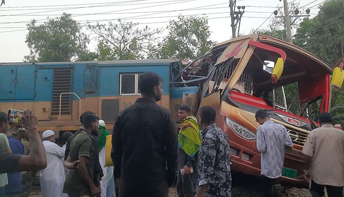 কুমিল্লায় রেলক্রসিংয়ে ট্রেনের ধাক্কায় বাস দুমড়ে-মুচড়ে নিহত ১২