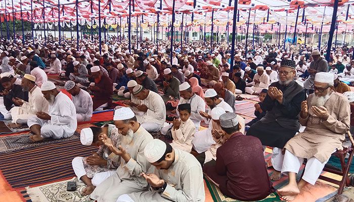 বৈরী আবহাওয়ার মধ্যেই মাগুরায় ঈদের প্রধান জামাত অনুষ্ঠিত