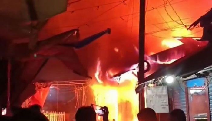 লক্ষ্মীপুরে ১০ দোকানে ভয়াবহ অগ্নিকাণ্ড, দুই কোটি টাকা ক্ষতির দাবি