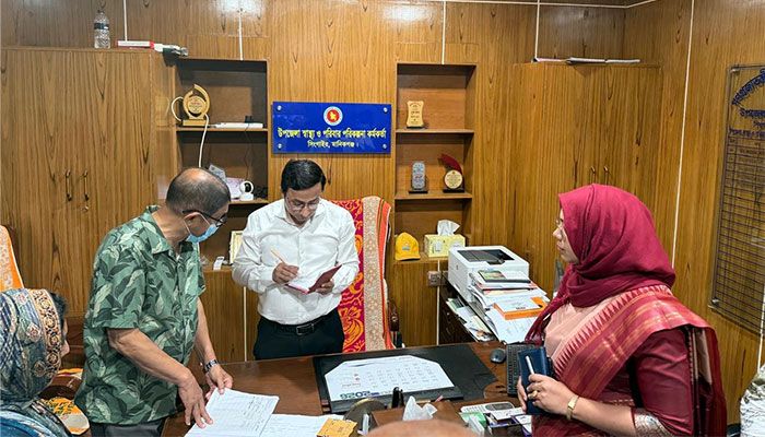 সিংগাইর উপজেলা স্বাস্থ্য কমপ্লেক্সে স্বাস্থ্যমন্ত্রীর আকস্মিক পরিদর্শন