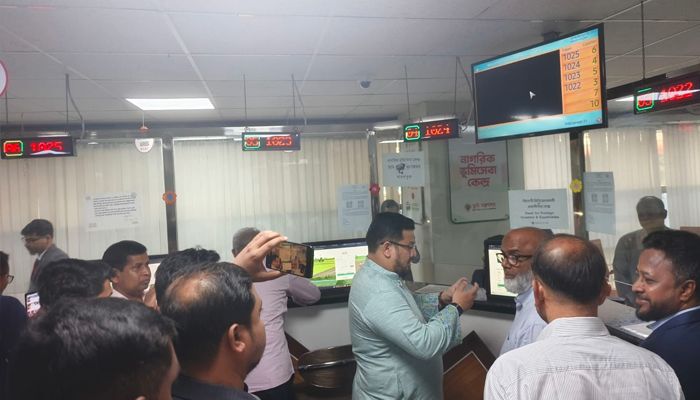 ভূমি ভবনের সেবা কার্যক্রম পরিদর্শনে প্রতিমন্ত্রী ব্যারিস্টার মীর হেলাল