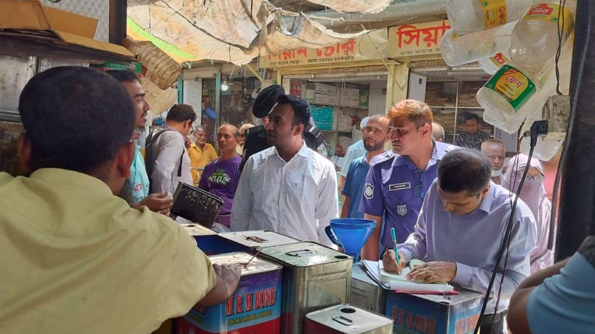 বগুড়ায় তেলের দামে কারসাজি: ৬ প্রতিষ্ঠানকে জরিমানা