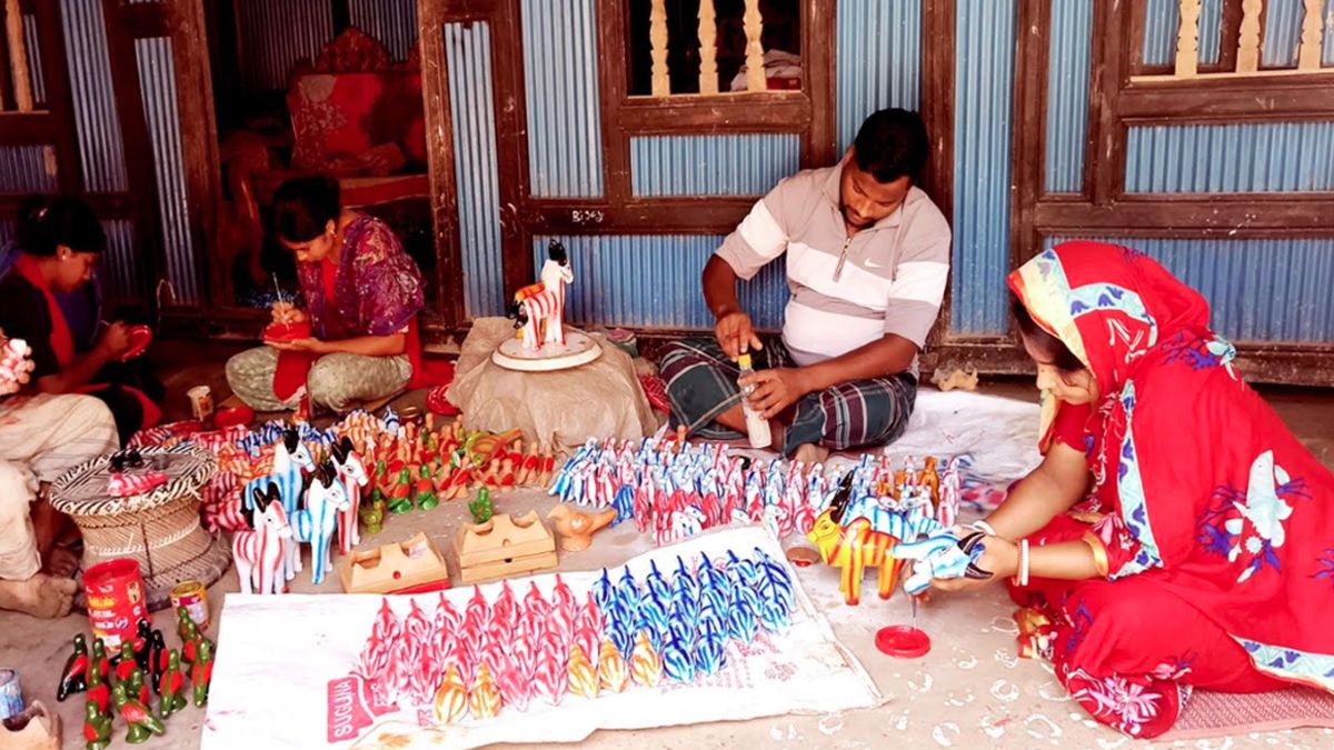 চাঁদপুরে বৈশাখী মেলা ঘিরে ব্যস্ত মৃৎশিল্পীরা 