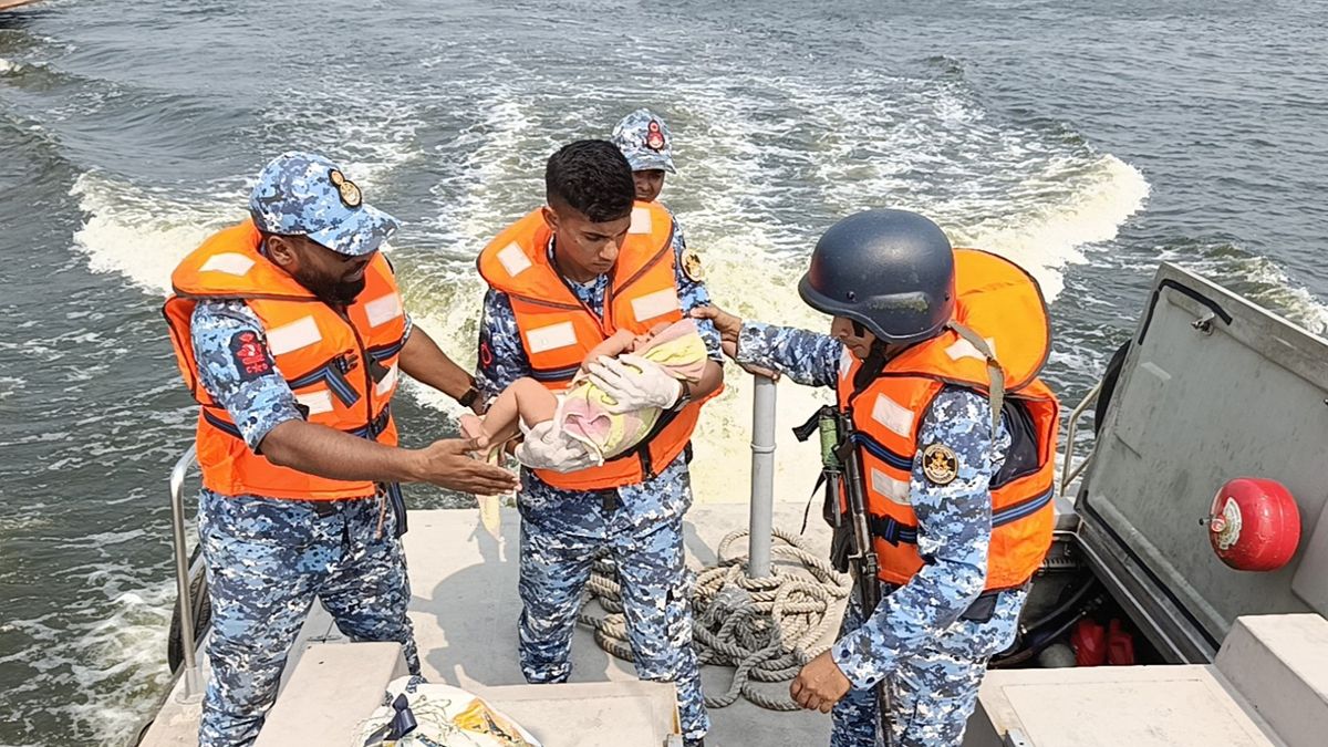 মাঝনদীতে মুমূর্ষু শিশুকে তাৎক্ষণিক সেবা কোস্ট গার্ডের
