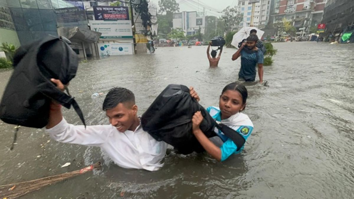 সামান্য বৃষ্টিতেই ডুবেছে চট্টগ্রাম