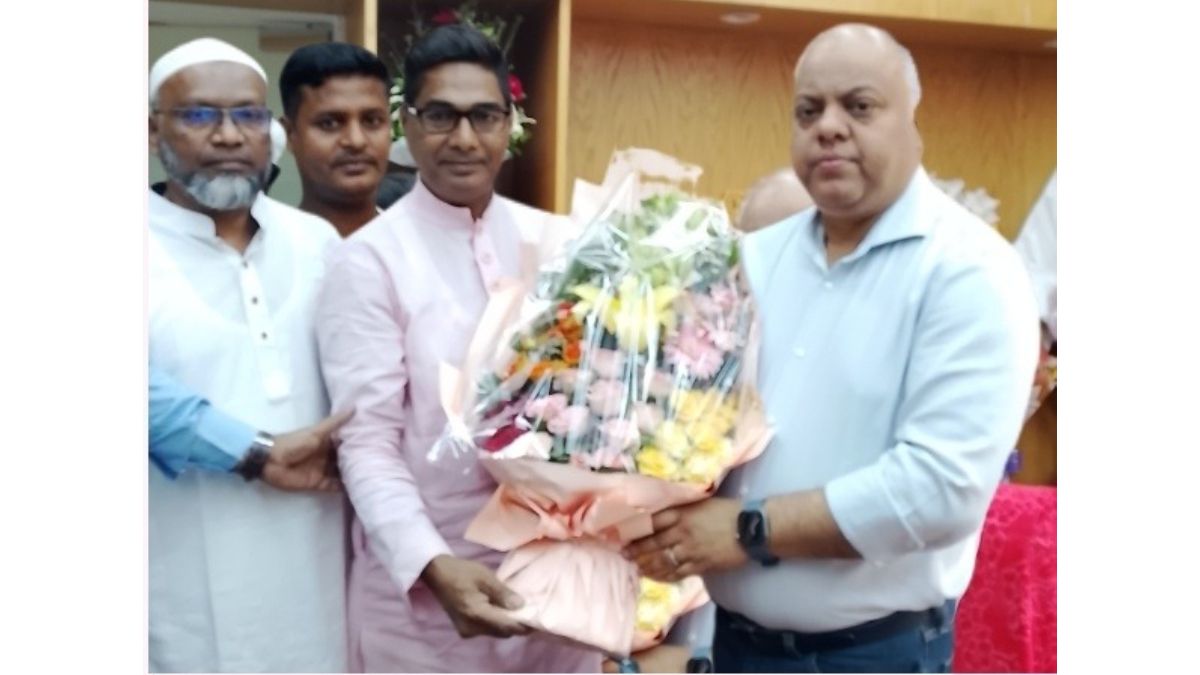 ঢাকা জেলা পরিষদ প্রশাসককে যুবদলের ফুলেল শুভেচ্ছা