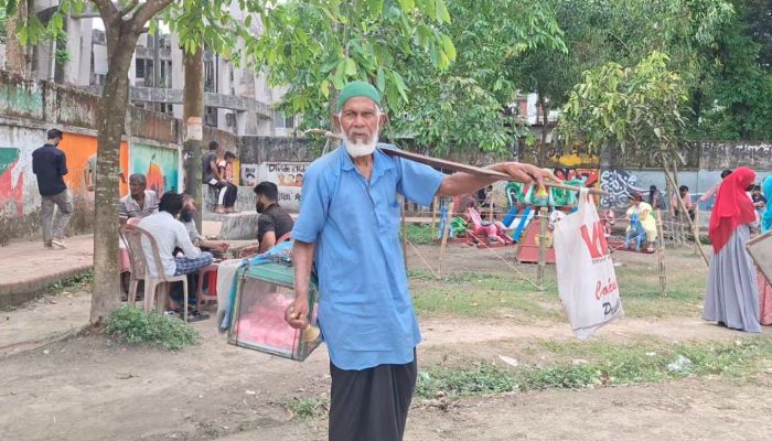 ৭২ বছরেও থেমে নেই জীবনযুদ্ধ, হাওয়াই মিঠাই নিয়ে দ্বারে দ্বারে আব্দুর রশিদ