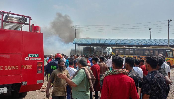 কুমিল্লায় দাঁড়িয়ে থাকা ৩ বাসে হঠাৎ আগুন