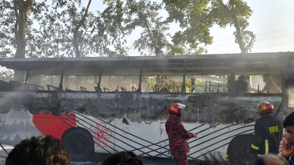 মাদারীপুরে চলন্ত বাসে আগুন, প্রাণ হারালেন এক যাত্রী
