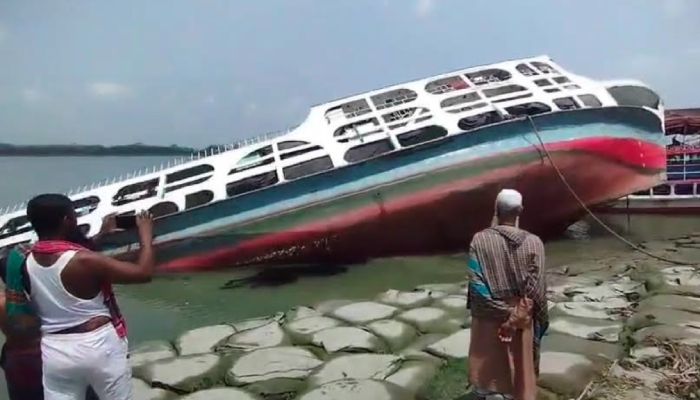 বরিশালে চরমোনাই ঘাটে লঞ্চডুবি
