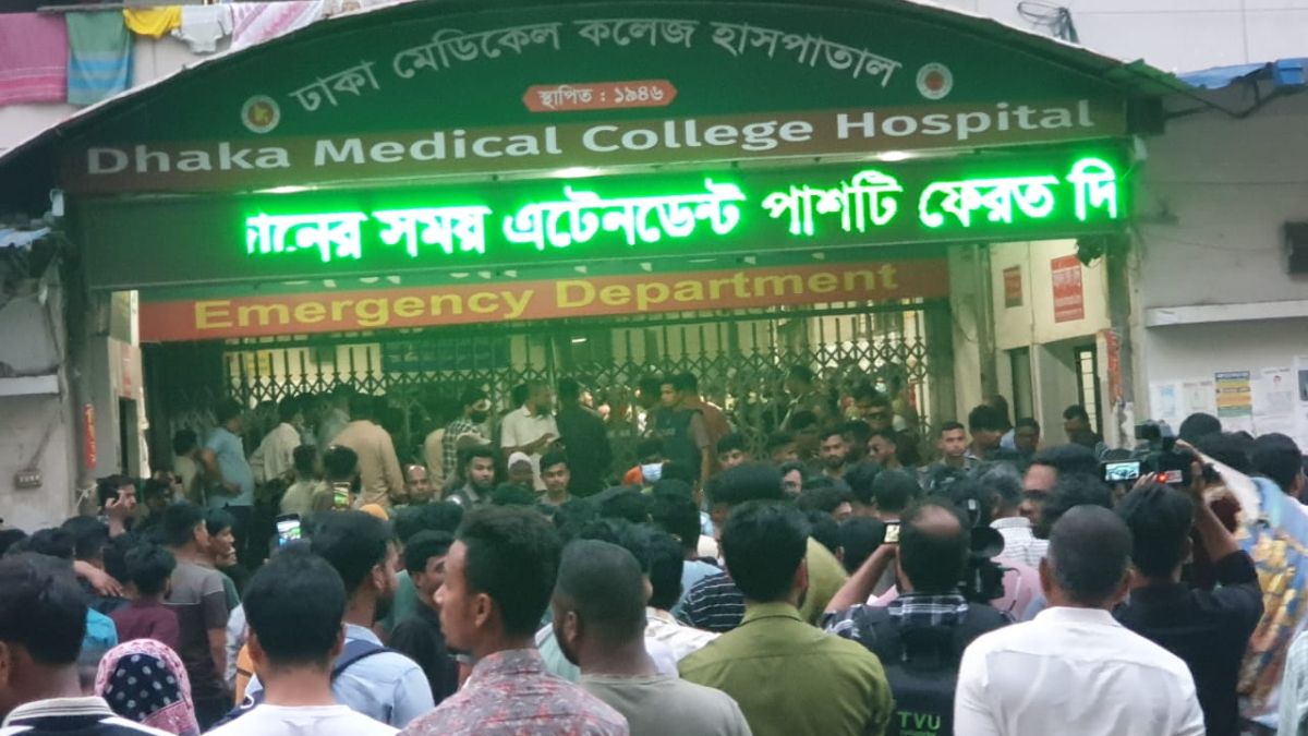 ওষুধ নিয়ে ঢামেক চিকিৎসকদের সাথে ঢাবি শিক্ষার্থীদের হাতাহাতি