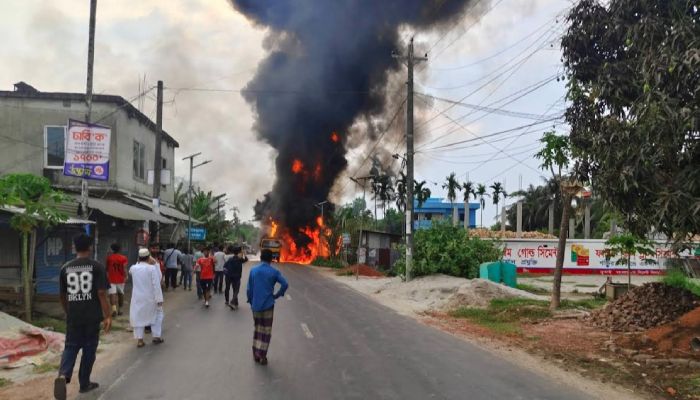 বরিশালে পেট্রোল আনলোড করার সময় পাম্পে আগুন