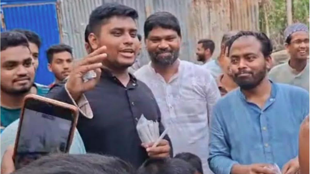 লোডশেডিংয়ের প্রতিবাদে হাসনাত আবদুল্লাহর মোমবাতি বিতরণ
