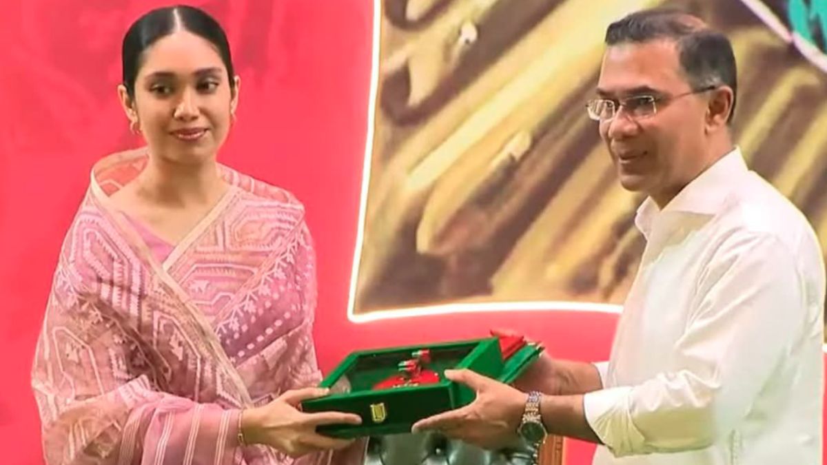 খালেদা জিয়ার স্বাধীনতা পদক নিলেন জাইমা রহমান