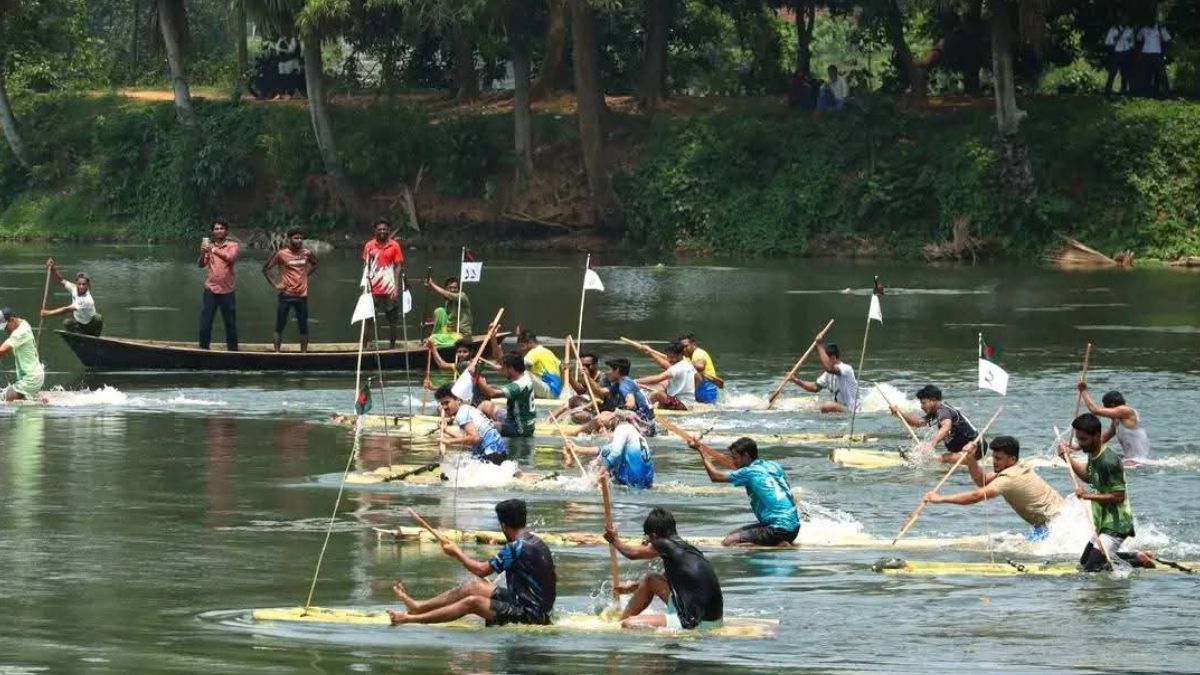 জাবিতে ঐতিহ্যবাহী ‘ভেলা বাইচ’ প্রতিযোগিতা