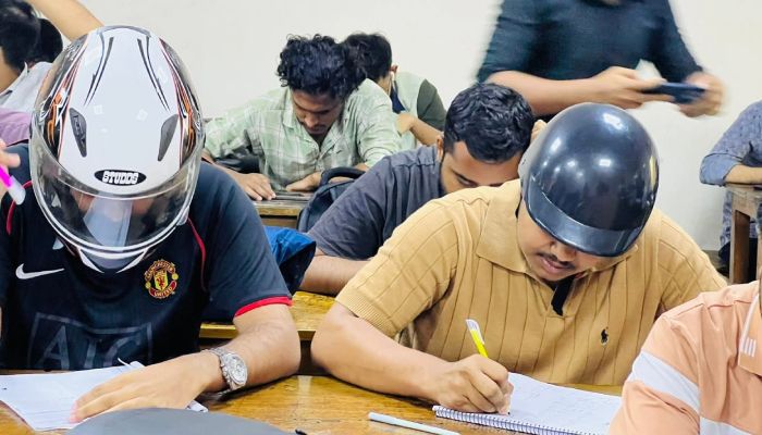 জবিতে ছাদ ভেঙে আহত দুই শিক্ষার্থী, হেলমেট পরে ক্লাসে শিক্ষার্থীরা