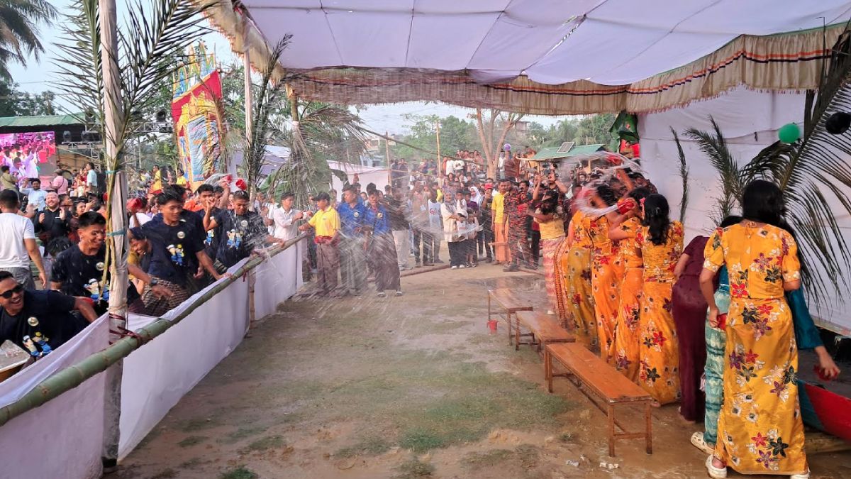 মারমাদের বর্ষবরণ মাহা সাংগ্রাইং পোয়েঃ, মৈত্রী পানি বর্ষণে রঙিন পাহাড়