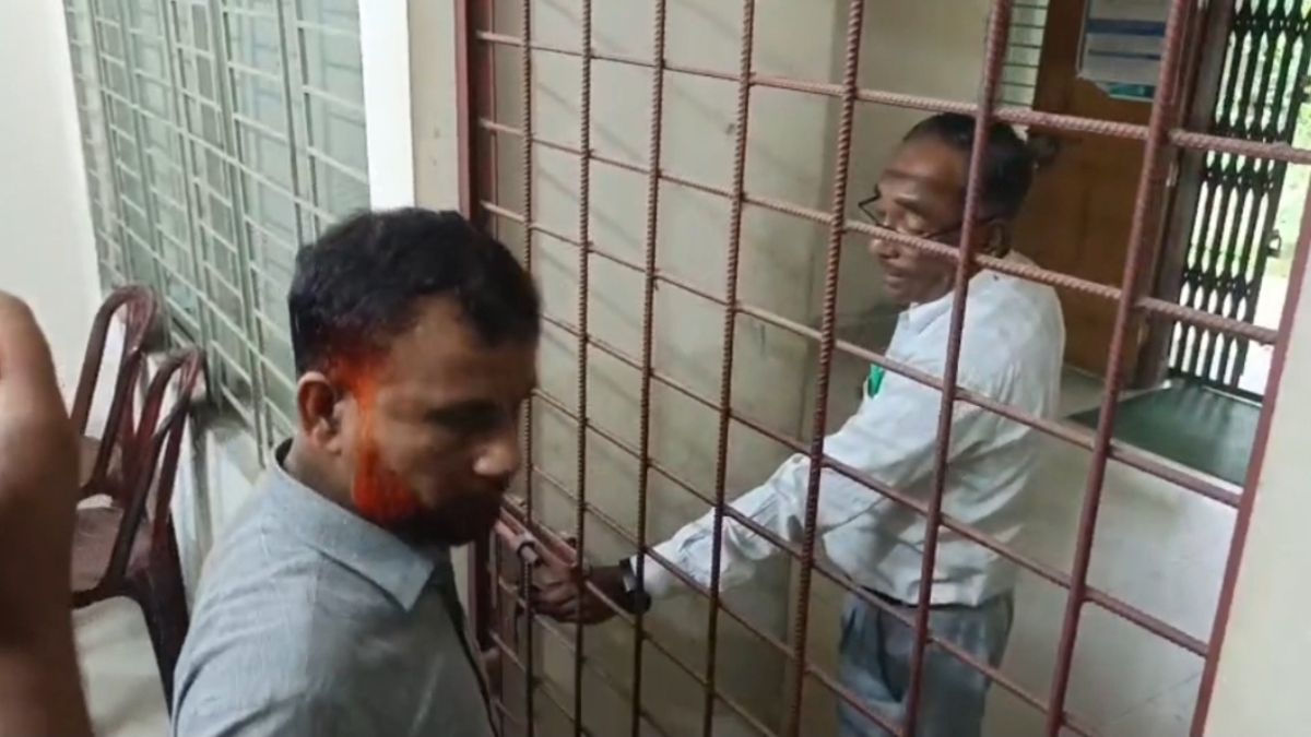 নবীনগর ভূমি অফিসে সাংবাদিকদের মোবাইল ছিনিয়ে অফিসে তালা