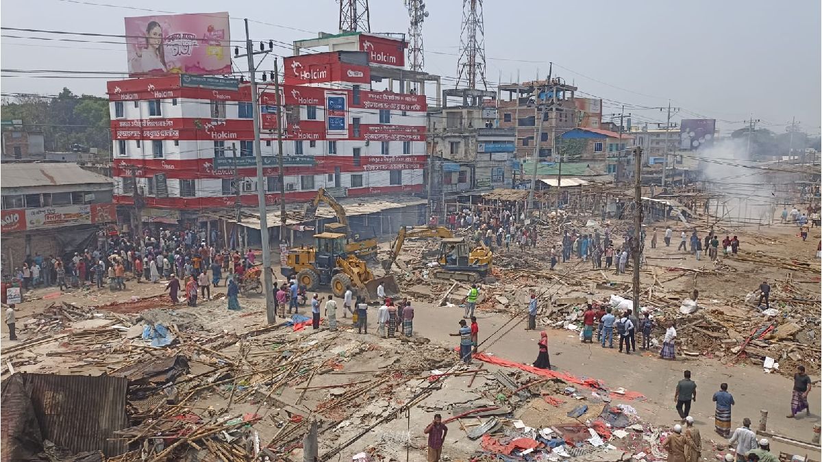 বুড়িচংয়ে মহাসড়কের পাশে ৪ শতাধিক অবৈধ স্থাপনা উচ্ছেদ