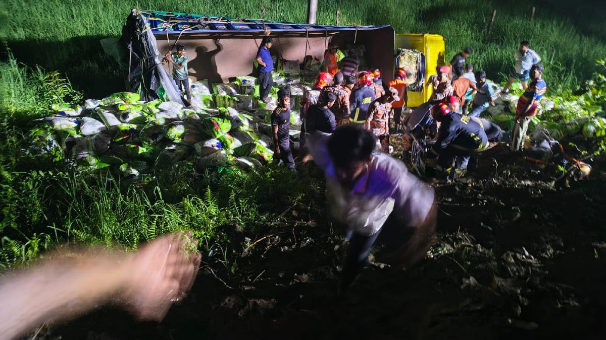 দাউদকান্দিতে ট্রাক উল্টে চাপা পড়ে প্রাণ গেল ৭ জনের
