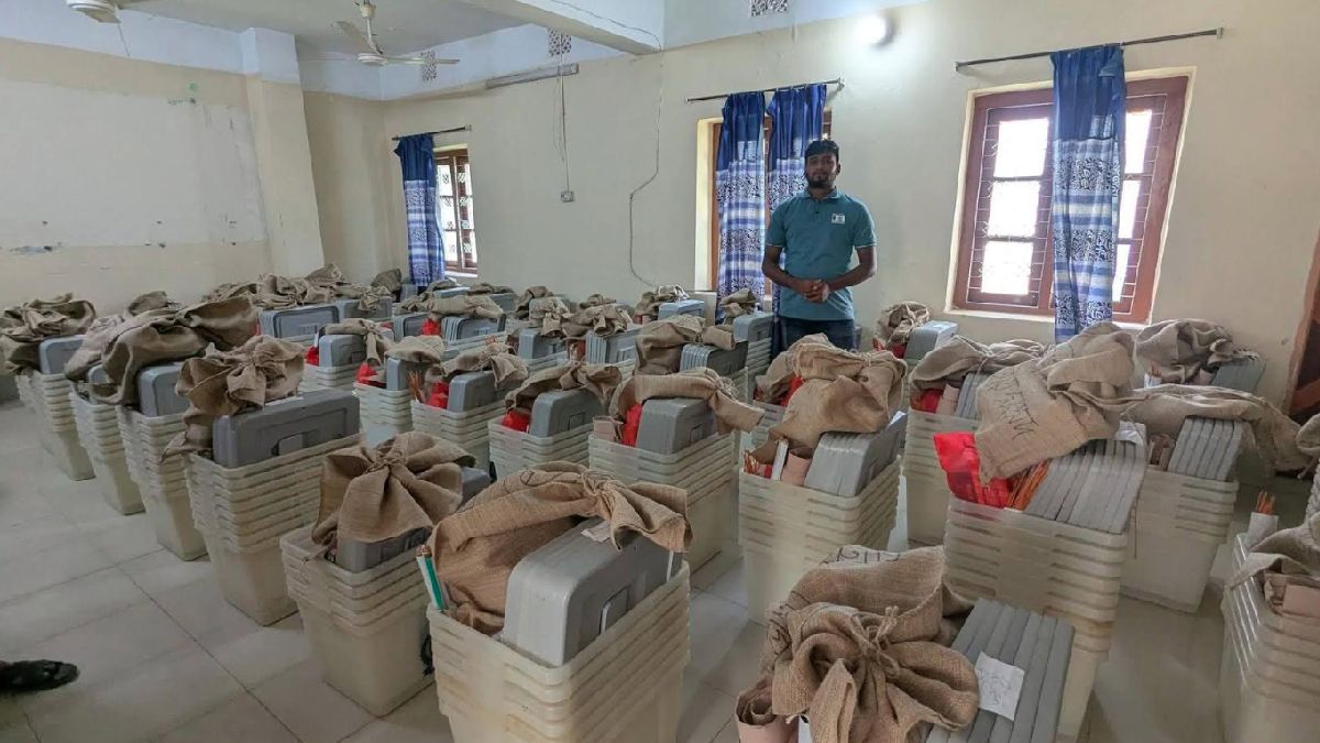 শেরপুর-৩ নির্বাচন: কে‌ন্দ্রে কে‌ন্দ্রে যা‌চ্ছে নির্বাচনি সরঞ্জাম