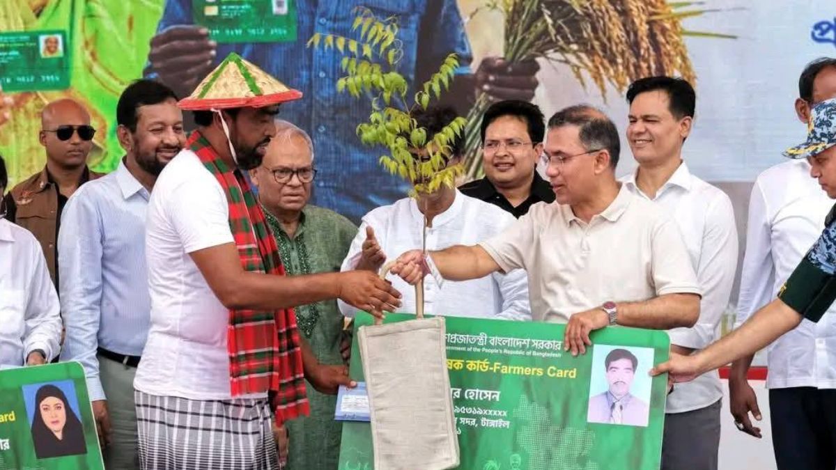 কার্ড নেওয়া ভাইরাল কবির প্রকৃতই কৃষক