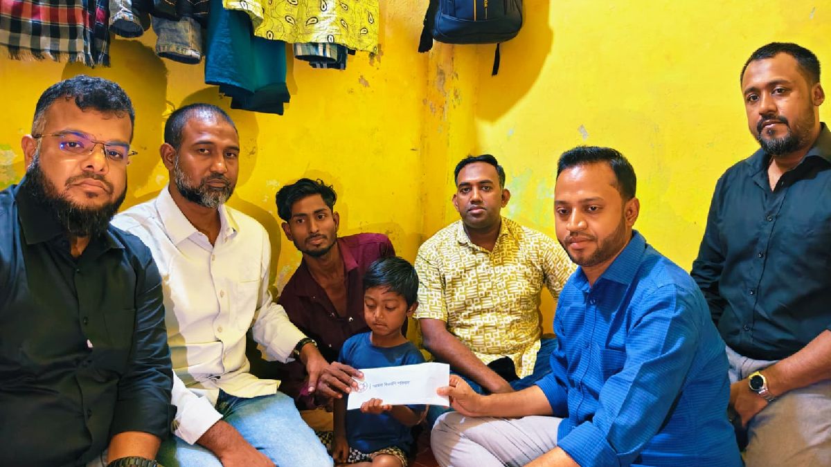 শিশু রাতুল ও পানি বিক্রেতা বৃদ্ধা শাহানুরের পাশে প্রধানমন্ত্রী