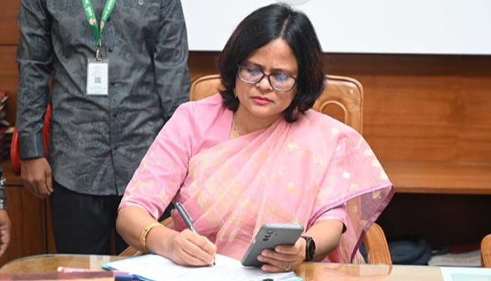 খুলনায় প্রথম নারী ডিসি হিসেবে দায়িত্ব নিলেন মিজ হুরে জান্নাত