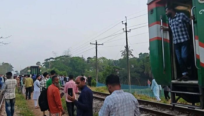 কুমিল্লায় তিন বগি রেখে চলে গেল ট্রেন