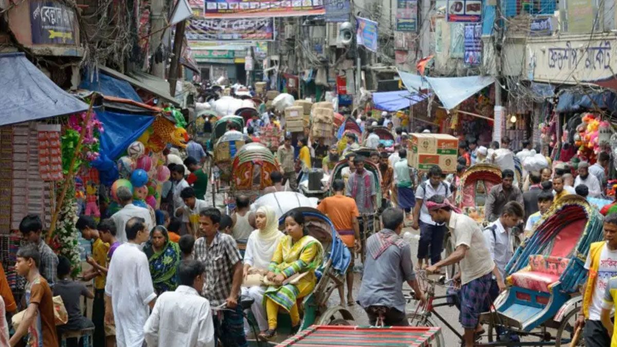 ঢাকার ফুটপাত: জীবিকা ও ভোগান্তি 