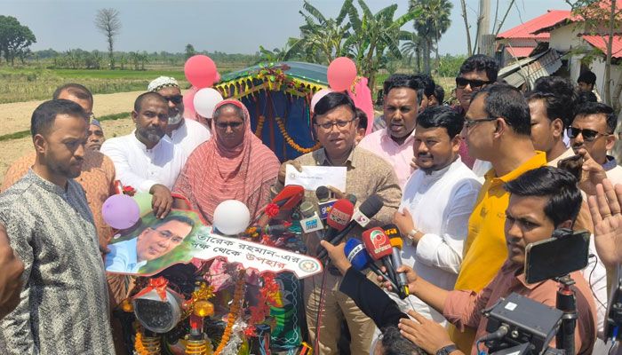 রাজশাহীর অটোরিকশা চালক টুলি বেগমকে প্রধানমন্ত্রীর উপহার