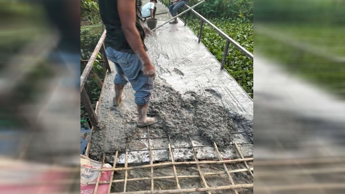 বরিশালে ব্রিজের ঢালাইয়ে রডের পরিবর্তে বাঁশ