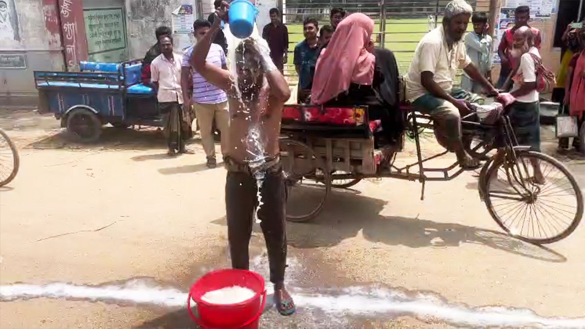 দুধ দিয়ে গোসল করে জুয়া ছাড়ার শপথ 