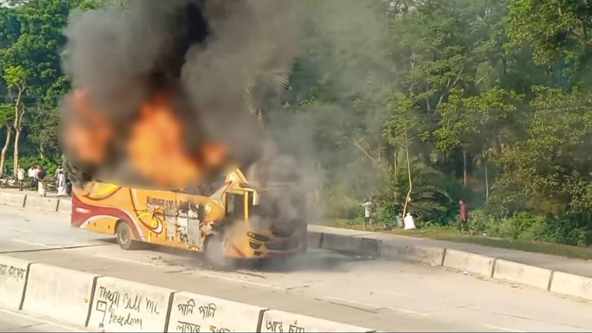 বগুড়ায় চলন্ত বাসে আগুন