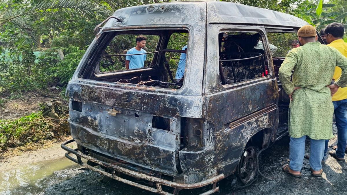 বগুড়ায় জ্বালানি তেল নিয়ে গিয়ে মাইক্রোবাসে আগুন