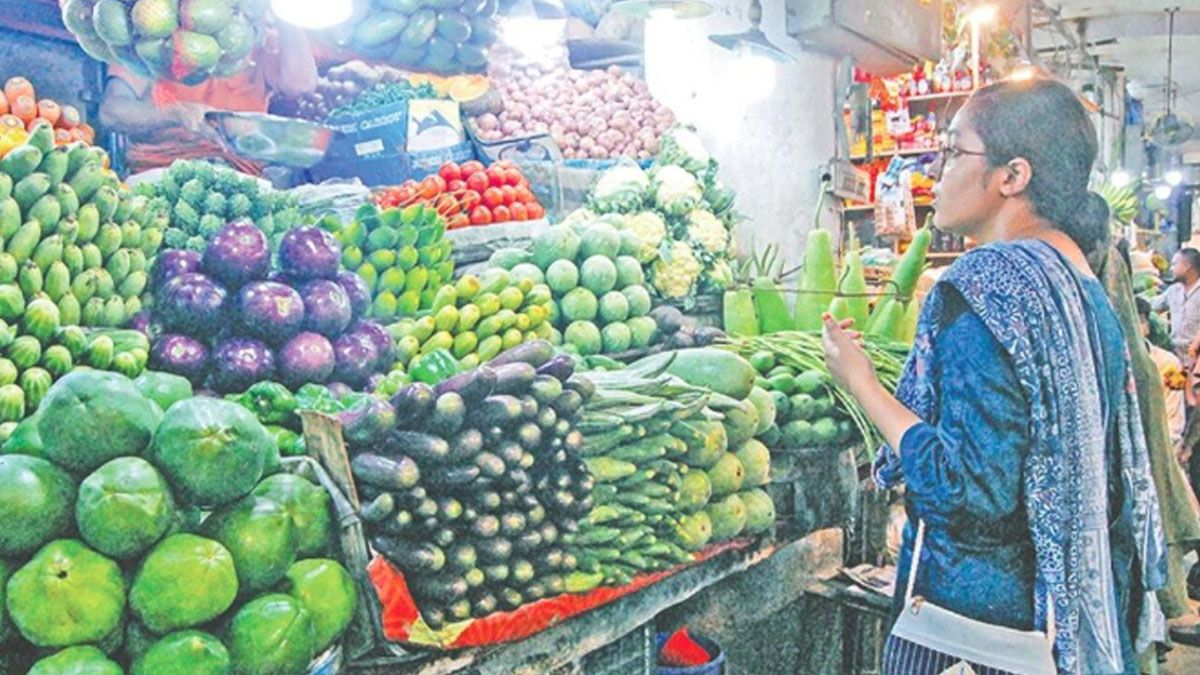 নিত্যপণ্যের দামের আঁচে পুড়ছে ক্রেতা
