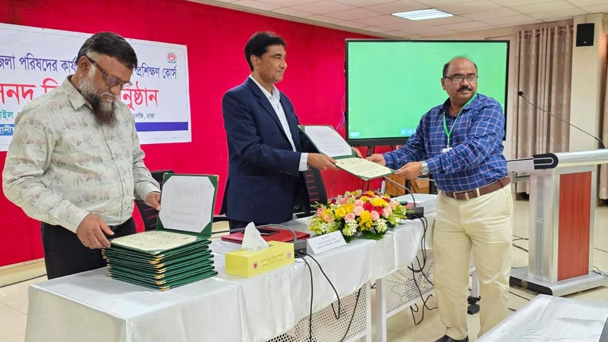 এলজিটিআই প্রশিক্ষণের সনদ গ্রহণ করলেন কুমিল্লা জেলা পরিষদ প্রশাসক মোস্তাক মিয়া