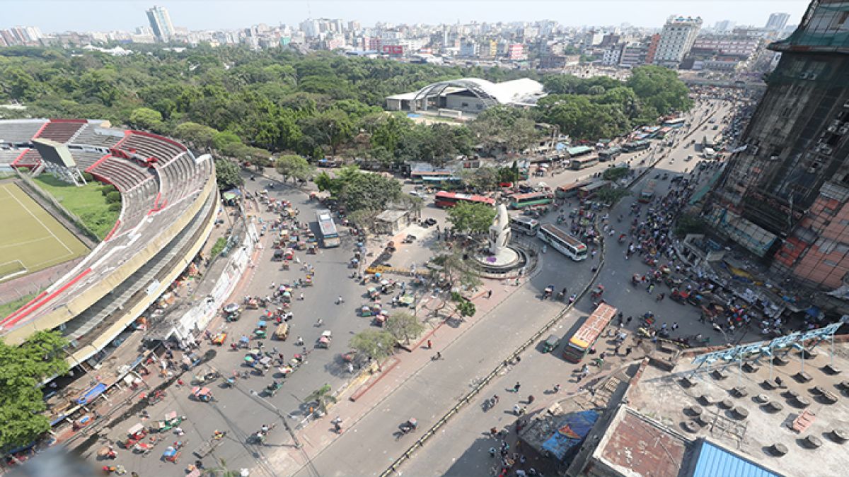 ফুটপাত ফাঁকা রাখার চ্যালেঞ্জে পুলিশ